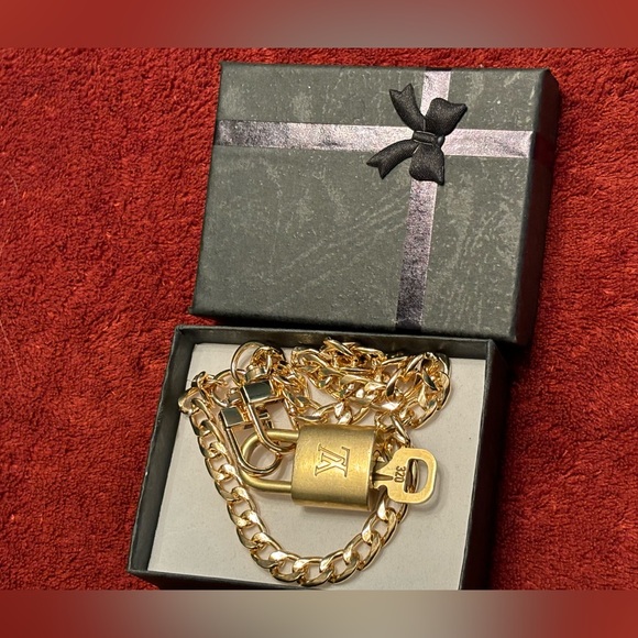 Louis Vuitton padlock with key in necklace 🔐{#320} - Picture 12 of 12